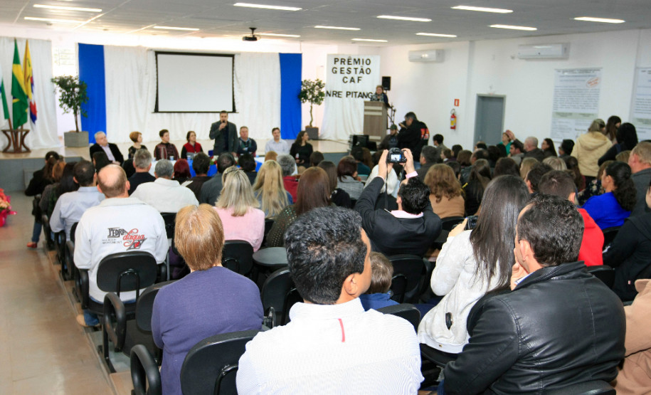 Ações pedagógicas rendem Prêmio de Gestão em Pitanga As escolas da rede estadual pertencentes ao Núcleo Regional de Educação de Pitanga, na região central do Paraná, que apresentaram os melhores resultados na execução de projetos pedagógicos e aplicação eficiente dos recursos públicos foram contempladas nesta quinta-feira (15) com o Prêmio de Gestão da Secretaria de Estado da Educação. Na quarta-feira foram premiadas as escolas do Núcleo Regional de Guarapuava.