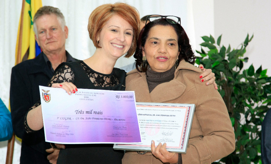 Ações pedagógicas rendem Prêmio de Gestão em Pitanga Já a diretora Vanda Barbosa Vieira Firmino, do Colégio Estadual Doutor João Ferreira Neves, de Palmital, que obteve o terceiro lugar, contou que o principal motivo da premiação foi a gestão participativa. “Nosso maior desafio foi trazer todo o grupo parar participar da gestão da escola”, contou.