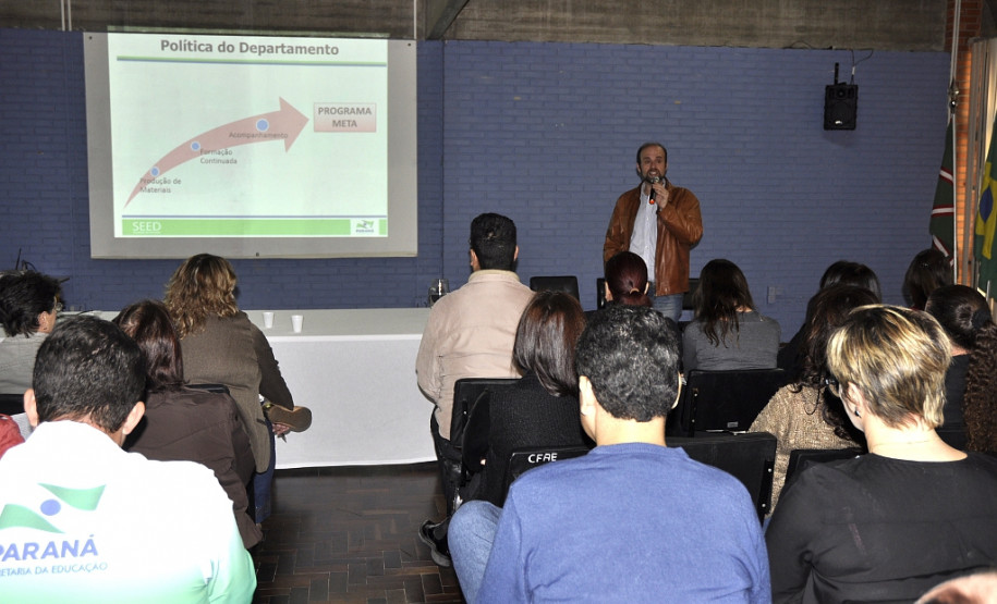 O encontro foi aberto pelo professor Cassiano Roberto Nascimento Ogliari, responsável pelo DEB. “Os Núcleos estão próximos da realidade lá na ponta, nas escolas, e são o melhor caminho para que a Secretaria da Educação seja balizada das diversas situações. Sabemos que em cada local há uma realidade”, disse o chefe do DEB.
