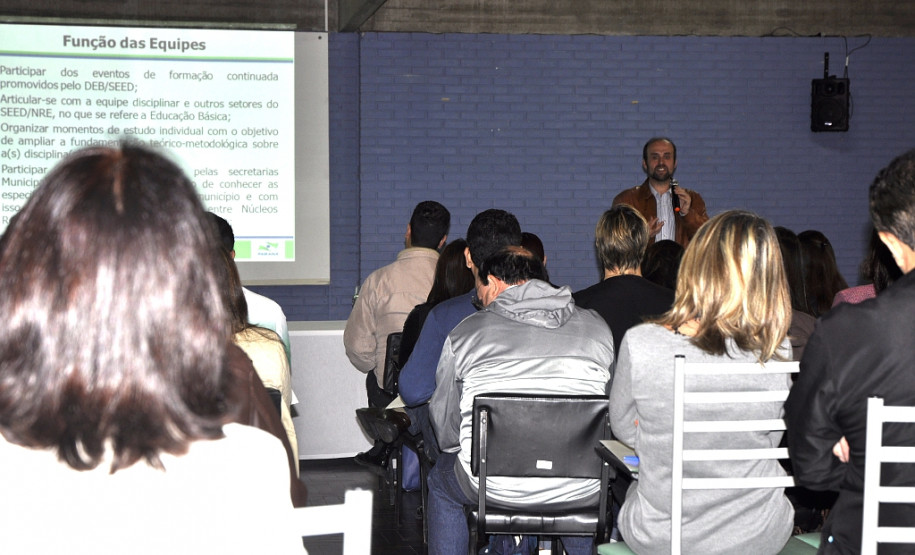O encontro foi aberto pelo professor Cassiano Roberto Nascimento Ogliari, responsável pelo DEB. “Os Núcleos estão próximos da realidade lá na ponta, nas escolas, e são o melhor caminho para que a Secretaria da Educação seja balizada das diversas situações. Sabemos que em cada local há uma realidade”, disse o chefe do DEB.