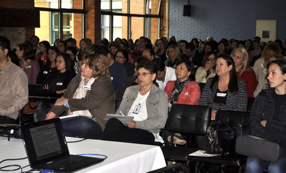 Trezentos e trinta técnicos pedagógicos de sete disciplinas dos 32 Núcleos Regionais de Educação (NREs) e do Departamento de Educação Básica (DEB) da Secretaria de Estado da Educação estão reunidos nesta quinta e sexta-feira (dias 15 e 16) para o evento “Formação em Ação Disciplinar – Ação Pedagógca e Prática Docente”, realizado no auditório da Diretoria de Políticas e Tecnologias Educacionais (DPTE), no bairro Boqueirão