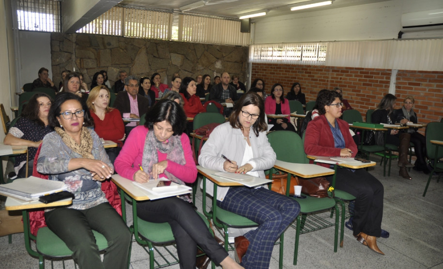 Trezentos e trinta técnicos pedagógicos de sete disciplinas dos 32 Núcleos Regionais de Educação (NREs) e do Departamento de Educação Básica (DEB) da Secretaria de Estado da Educação estão reunidos nesta quinta e sexta-feira (dias 15 e 16) para o evento “Formação em Ação Disciplinar – Ação Pedagógca e Prática Docente”, realizado no auditório da Diretoria de Políticas e Tecnologias Educacionais (DPTE), no bairro Boqueirão