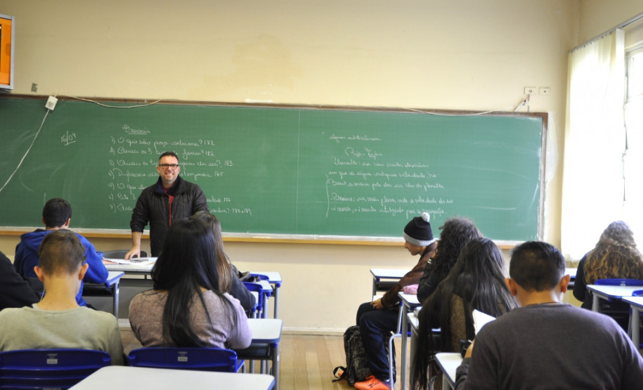 O Colégio Estadual Rio Branco, no bairro Batel, em Curitiba, recebeu nesta sexta-feira (16) 240 novos conjuntos escolares. A entrega faz parte dos investimentos do Governo do Paraná em melhoria na infraestrutura das escolas estaduais. Somente este ano estão sendo entregues 70 mil conjuntos a mais de 300 escolas em todo Paraná, no valor total de R$ 10 milhões.