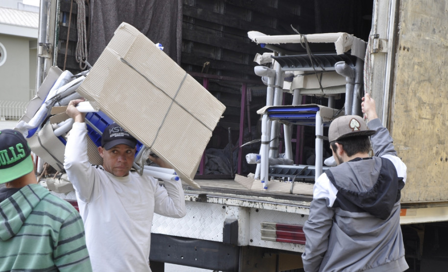O Colégio Estadual Rio Branco, no bairro Batel, em Curitiba, recebeu nesta sexta-feira (16) 240 novos conjuntos escolares. A entrega faz parte dos investimentos do Governo do Paraná em melhoria na infraestrutura das escolas estaduais. Somente este ano estão sendo entregues 70 mil conjuntos a mais de 300 escolas em todo Paraná, no valor total de R$ 10 milhões.