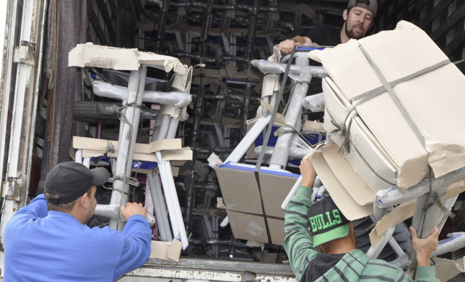 O Colégio Estadual Rio Branco, no bairro Batel, em Curitiba, recebeu nesta sexta-feira (16) 240 novos conjuntos escolares. A entrega faz parte dos investimentos do Governo do Paraná em melhoria na infraestrutura das escolas estaduais. Somente este ano estão sendo entregues 70 mil conjuntos a mais de 300 escolas em todo Paraná, no valor total de R$ 10 milhões.