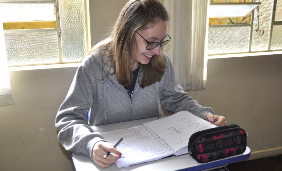 A aluna Brenda Xavier, 16 anos, do 2º ano do ensino médio, também sentiu a diferença do novo mobiliário. “A cadeira baixa atrapalhava para fazer as atividades e provas. As novas são maiores, têm mais espaço”, disse.

Ela ainda lembrou sobre a importância dos cuidados com o patrimônio público, ao afirmar que é preciso conservar as carteiras para os próximos alunos. “Todos querem uma carteira nova, por isso temos que cuidar. Cada um tem que fazer a sua parte”, ressaltou a estudante.
