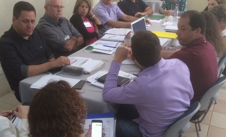 A reunião, que também envolve representantes dos departamentos técnicos da SEED, faz parte dos encontros periódicos realizados pela Secretaria de Estado da Educação para diálogo e alinhamento da gestão da educação em todo o Paraná.