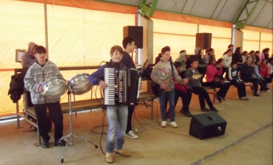 No Colégio Estadual do Campo Professora Maria de Jesus Pacheco Guimarães, localizado no distrito Guará, em Guarapuava, também no Centro do Estado, a participação dos 470 alunos na administração é um dos alicerces da boa gestão desenvolvida na escola