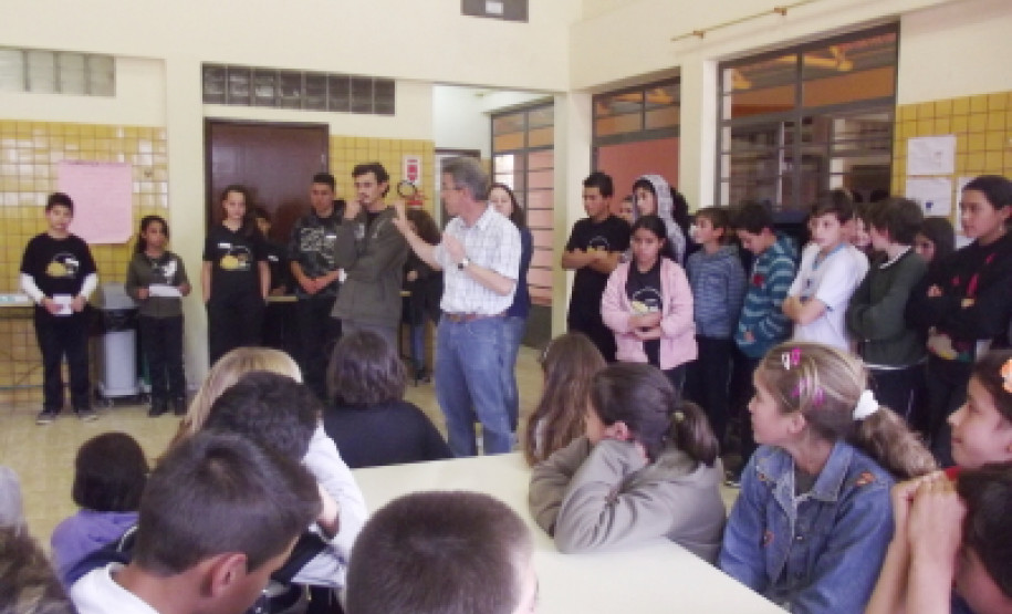 No Colégio Estadual do Campo Professora Maria de Jesus Pacheco Guimarães, localizado no distrito Guará, em Guarapuava, também no Centro do Estado, a participação dos 470 alunos na administração é um dos alicerces da boa gestão desenvolvida na escola