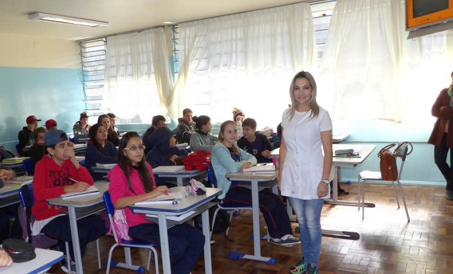 Os professores paranaenses que retornaram de um intercâmbio nos Estados Unidos estão aplicando em sala de aula o que aprenderam durante a viagem. Em janeiro deste ano, os profissionais que lecionam a língua inglesa Fernanda Pedrita Vicenti, do Colégio Estadual São Cristóvão, de Cascavel (região Oeste), e Jean Paulo Bernardo Xavier, do Colégio Estadual Professora Maria de Lourdes Morozowski, de Paranaguá (Litoral), embarcaram para os Estados Unidos, onde passaram cinco meses.