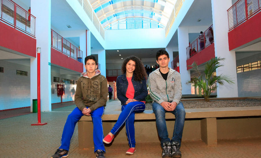 Novo CEEP tem impacto na região central do Paraná A oportunidade de aliar o conhecimento teórico com a prática diária e melhorar as condições de vida é o que motiva o estudante Igor Chini (esquerda), de 16 anos, a percorrer diariamente 16 quilômetros da comunidade agrícola Arroio Grande até o centro técnico