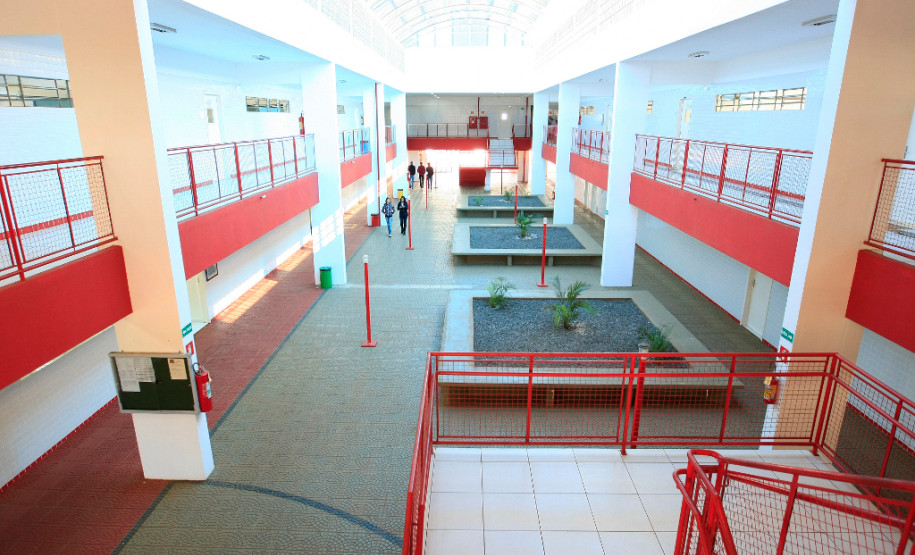 Novo CEEP tem impacto na região central do Paraná O Centro Estadual de Educação Profissional (CEEP) Professor Miguel Carlos Parolo, em Pitanga, na região central do Estado, começou as atividades em fevereiro de 2015 e representa um marco para a comunidade de 13 municípios da região. A formação profissional ofertada gratuitamente pela escola trouxe mais de ensino, emprego e renda aos moradores da região.