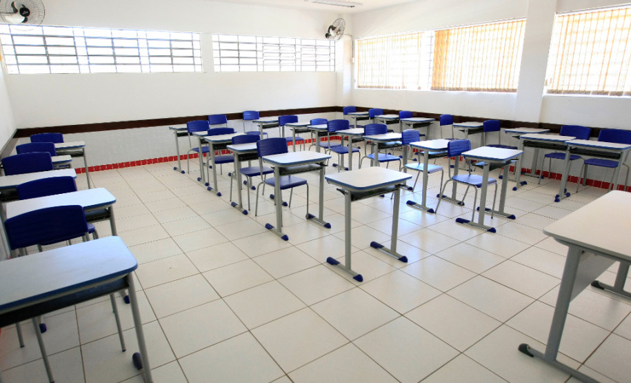 Novo CEEP tem impacto na região central do Paraná O Centro Estadual de Educação Profissional (CEEP) Professor Miguel Carlos Parolo, em Pitanga, na região central do Estado, começou as atividades em fevereiro de 2015 e representa um marco para a comunidade de 13 municípios da região. A formação profissional ofertada gratuitamente pela escola trouxe mais de ensino, emprego e renda aos moradores da região.