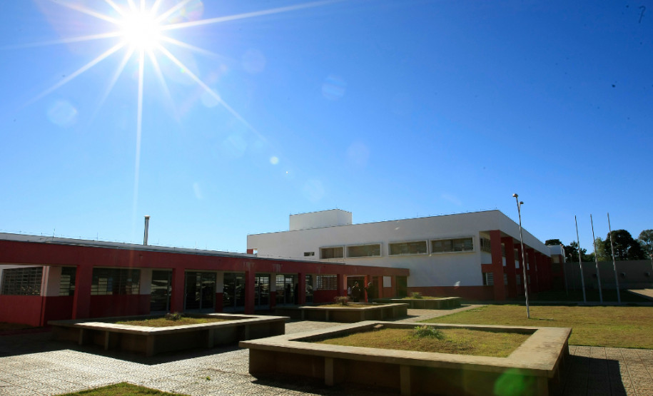 Novo CEEP tem impacto na região central do Paraná O Centro Estadual de Educação Profissional (CEEP) Professor Miguel Carlos Parolo, em Pitanga, na região central do Estado, começou as atividades em fevereiro de 2015 e representa um marco para a comunidade de 13 municípios da região. A formação profissional ofertada gratuitamente pela escola trouxe mais de ensino, emprego e renda aos moradores da região.