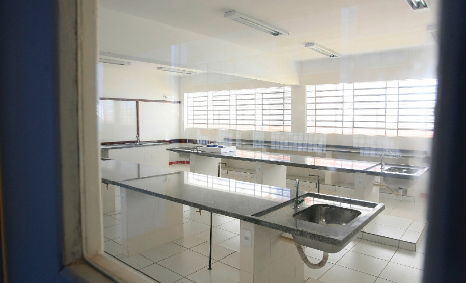 Novo CEEP tem impacto na região central do Paraná O Centro Estadual de Educação Profissional (CEEP) Professor Miguel Carlos Parolo, em Pitanga, na região central do Estado, começou as atividades em fevereiro de 2015 e representa um marco para a comunidade de 13 municípios da região. A formação profissional ofertada gratuitamente pela escola trouxe mais de ensino, emprego e renda aos moradores da região.