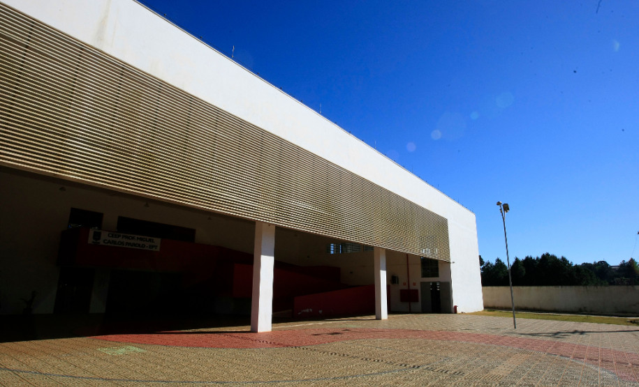 Novo CEEP tem impacto na região central do Paraná O Centro Estadual de Educação Profissional (CEEP) Professor Miguel Carlos Parolo, em Pitanga, na região central do Estado, começou as atividades em fevereiro de 2015 e representa um marco para a comunidade de 13 municípios da região. A formação profissional ofertada gratuitamente pela escola trouxe mais de ensino, emprego e renda aos moradores da região.