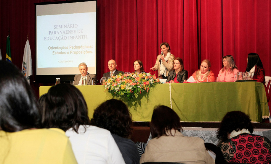 Especialistas e pesquisadores da educação das universidades públicas do Paraná, São Paulo e Rio de Janeiro iniciaram nesta terça-feira (20) o “Seminário Paranaense de Educação Infantil: Orientações Pedagógicas, Estudos e Preposições”. O encontro, que encerra na quarta-feira (21), reúne também técnicos pedagógicos da rede estadual de ensino que atuam nos 32 Núcleos Regionais de Educação, secretários de educação e coordenadores pedagógicos dos 399 municípios do Paraná.