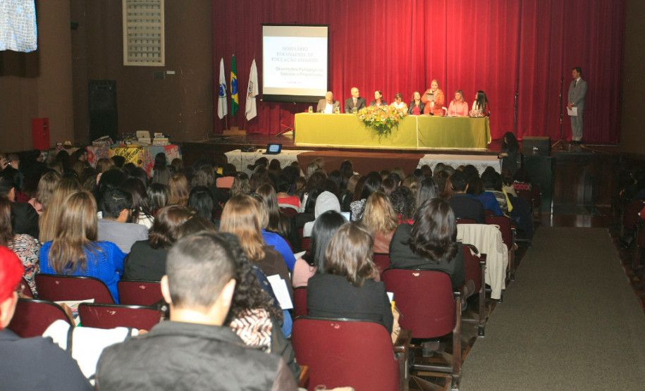 Especialistas e pesquisadores da educação das universidades públicas do Paraná, São Paulo e Rio de Janeiro iniciaram nesta terça-feira (20) o “Seminário Paranaense de Educação Infantil: Orientações Pedagógicas, Estudos e Preposições”. O encontro, que encerra na quarta-feira (21), reúne também técnicos pedagógicos da rede estadual de ensino que atuam nos 32 Núcleos Regionais de Educação, secretários de educação e coordenadores pedagógicos dos 399 municípios do Paraná.