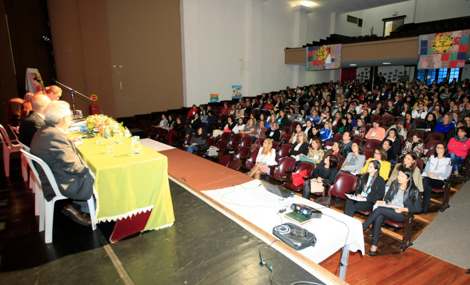 Especialistas e pesquisadores da educação das universidades públicas do Paraná, São Paulo e Rio de Janeiro iniciaram nesta terça-feira (20) o “Seminário Paranaense de Educação Infantil: Orientações Pedagógicas, Estudos e Preposições”. O encontro, que encerra na quarta-feira (21), reúne também técnicos pedagógicos da rede estadual de ensino que atuam nos 32 Núcleos Regionais de Educação, secretários de educação e coordenadores pedagógicos dos 399 municípios do Paraná.