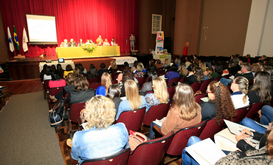 Especialistas e pesquisadores da educação das universidades públicas do Paraná, São Paulo e Rio de Janeiro iniciaram nesta terça-feira (20) o “Seminário Paranaense de Educação Infantil: Orientações Pedagógicas, Estudos e Preposições”. O encontro, que encerra na quarta-feira (21), reúne também técnicos pedagógicos da rede estadual de ensino que atuam nos 32 Núcleos Regionais de Educação, secretários de educação e coordenadores pedagógicos dos 399 municípios do Paraná.