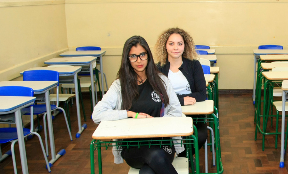 Para as alunas do 9° ano do ensino fundamental do Colégio Estadual Guido Straube, de Curitiba, Maria Luiza Santos e Ana Carolina Ramos, uma escola ideal precisa contar com bons professores, funcionários dedicados e com uma boa estrutura física