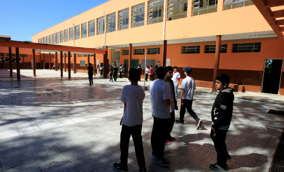 No Colégio Estadual Guido Straube, aproximadamente 500 pessoas participaram da audiência que definiu quais setores da escola receberiam os recursos. O colégio tem cerca de 800 estudantes, entre ensino fundamental, médio e técnico.

Foi decidido pela comunidade que o dinheiro será destinado para reforma geral dos banheiros masculino e feminino e do muro, além de pintura externa do prédio e das salas de aula, instalação de sensores elétricos e a troca da rede elétrica.