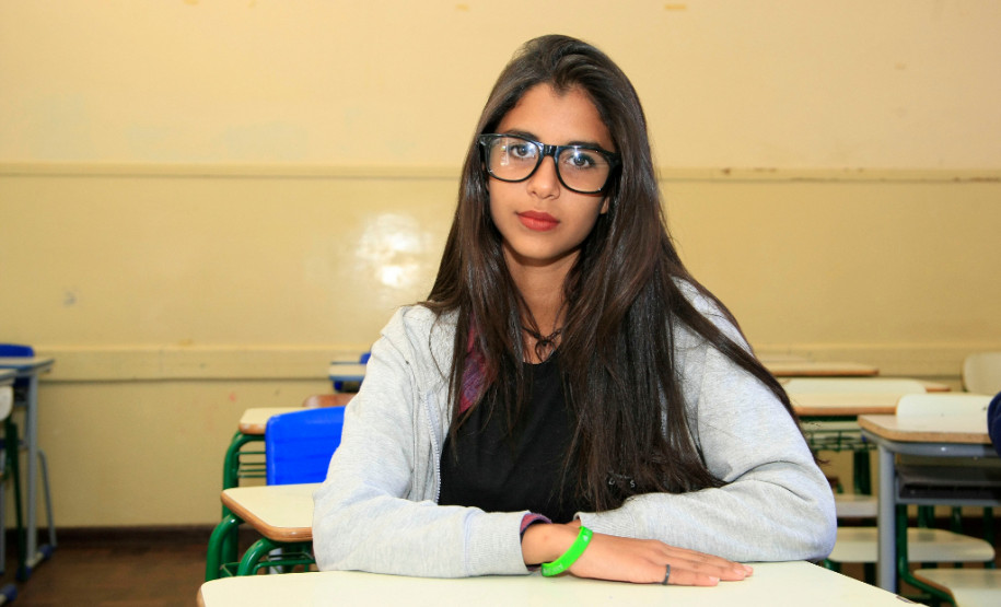 Para as alunas do 9° ano do ensino fundamental do Colégio Estadual Guido Straube, de Curitiba, Maria Luiza Santos e Ana Carolina Ramos, uma escola ideal precisa contar com bons professores, funcionários dedicados e com uma boa estrutura física