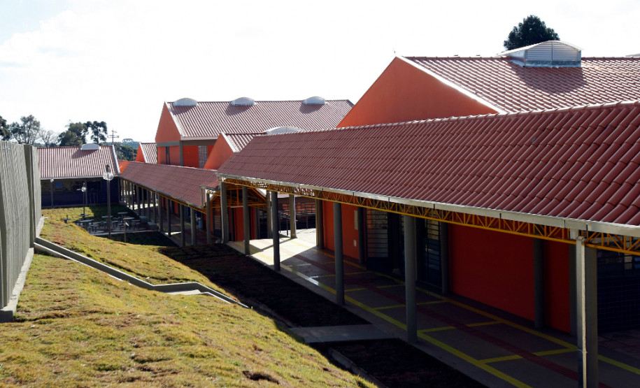 Desde que os alunos do Colégio Estadual Professores Edvaldo e Maria Janete Carneiro, em Turvo, na região Central do Paraná, passaram a estudar no novo prédio, em agosto de 2013, foram adotadas pela direção novas ferramentas para auxiliar as avaliações pedagógicas e combater a evasão escolar. Atualmente, a escola tem 470 estudantes do ensino médio, em 16 turmas.