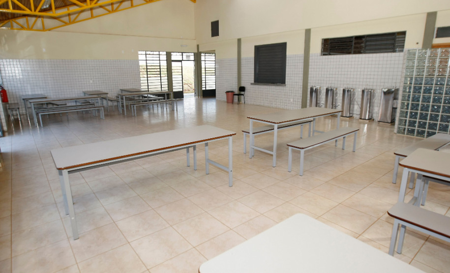 Desde que os alunos do Colégio Estadual Professores Edvaldo e Maria Janete Carneiro, em Turvo, na região Central do Paraná, passaram a estudar no novo prédio, em agosto de 2013, foram adotadas pela direção novas ferramentas para auxiliar as avaliações pedagógicas e combater a evasão escolar. Atualmente, a escola tem 470 estudantes do ensino médio, em 16 turmas.