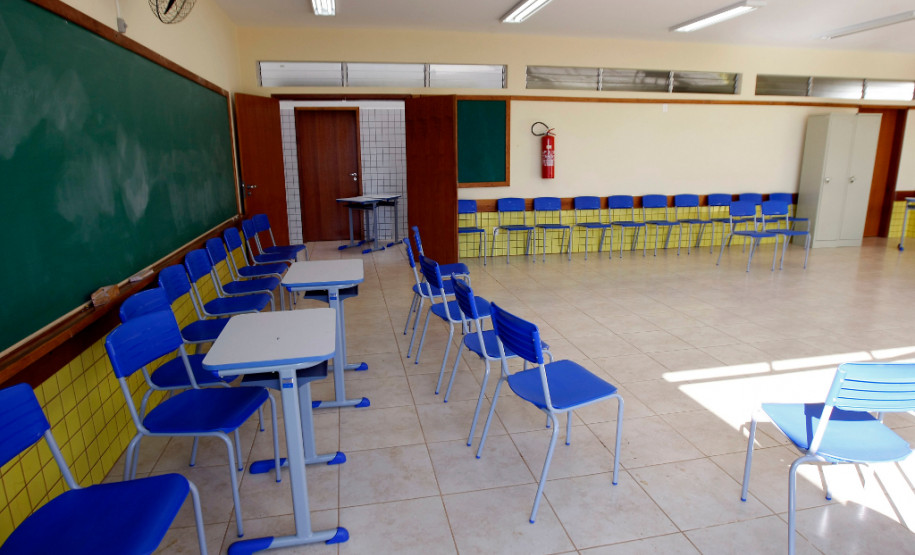 Desde que os alunos do Colégio Estadual Professores Edvaldo e Maria Janete Carneiro, em Turvo, na região Central do Paraná, passaram a estudar no novo prédio, em agosto de 2013, foram adotadas pela direção novas ferramentas para auxiliar as avaliações pedagógicas e combater a evasão escolar. Atualmente, a escola tem 470 estudantes do ensino médio, em 16 turmas.