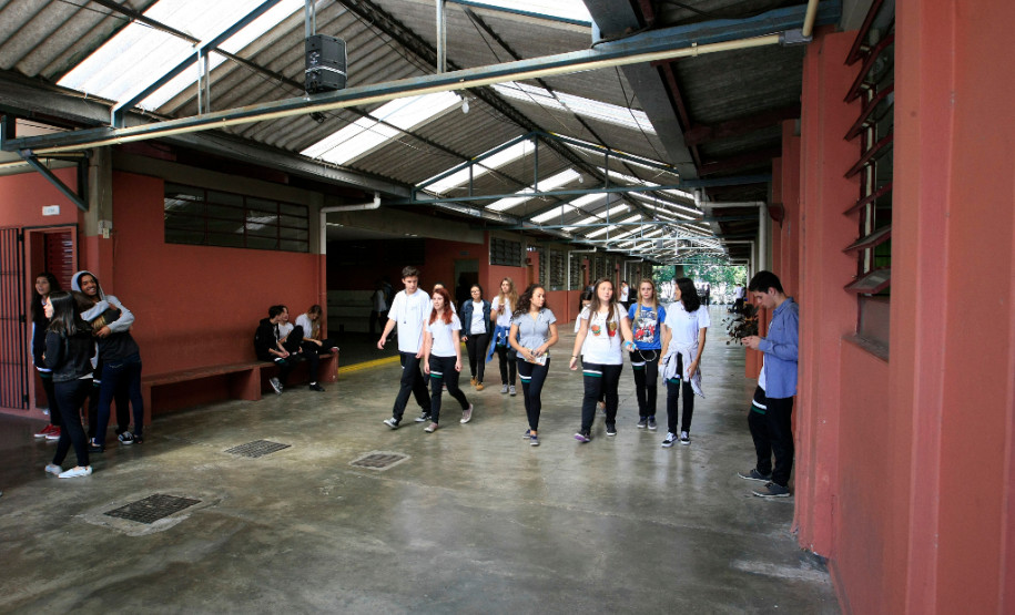 A Secretaria de Estado da Educação definiu o cronograma de orientações para as matrículas e rematrículas da rede estadual de ensino para o ano letivo de 2017. Entre os dias 9 e 25 de novembro, os alunos maiores de 18 anos, pais, mães ou responsáveis devem comparecer à instituição de ensino onde estão matriculados a fim de confirmar a rematrícula para o próximo ano.