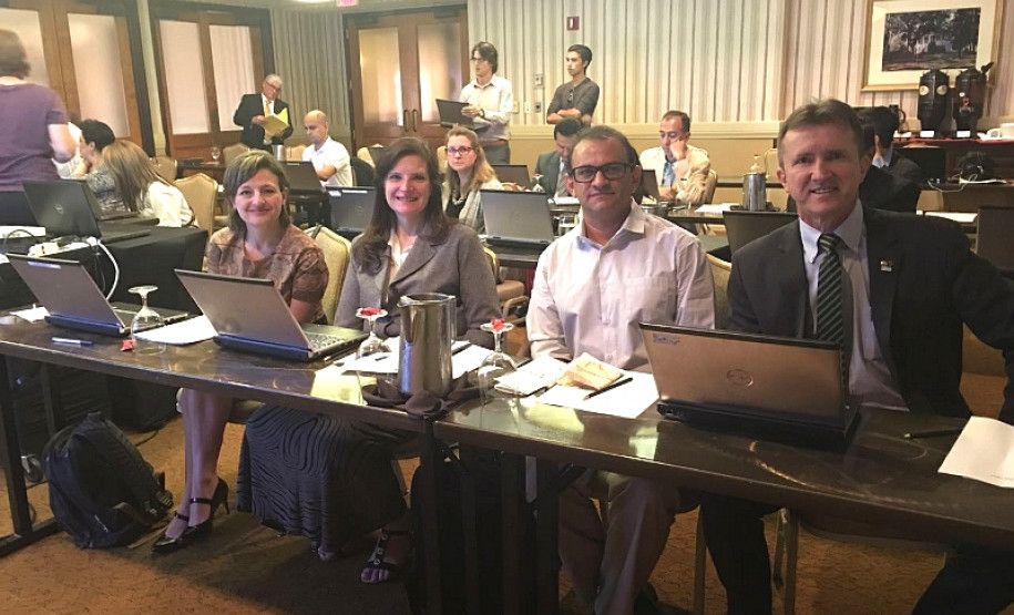 A superintendente explica que o problema do abandono dos estudos no ensino médio é um problema comum a ser enfrentado. “Muitos deixam a escola para trabalhar e não voltam mais. Temos que discutir soluções para manter a escola atrativa, até porque o jovem de hoje é diferente e tem necessidades e expectativas diferentes. Nosso papel é fazer as adequações e mantê-los estudando”, disse Fabiana Campos.