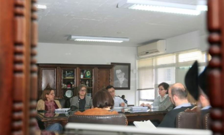 Paraná vai debater com a comunidade mudanças propostas pelo MEC A Secretaria de Estado da Educação avalia que a reforma do ensino médio, anunciada na quinta-feira (22) pelo governo federal, é positiva para os estudantes. O Paraná vai aderir às diretrizes, mas a Secretaria destaca que a metodologia a ser aplicada no Estado para acomodar as mudanças será antes amplamente debatida com a comunidade escolar e passará também por avaliação do Conselho Estadual da Educação.