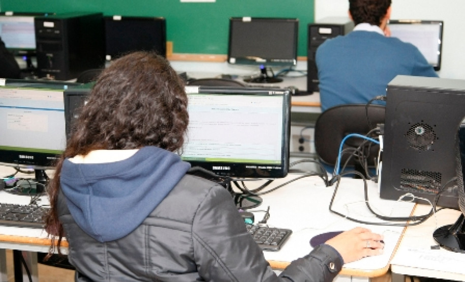 A segunda etapa das provas online na modalidade de Educação de Jovens e Adultos (EJA) será realizada nesta terça-feira (27) em 214 laboratórios de escolas estaduais, disponibilizados pela Secretaria de Estado da Educação.