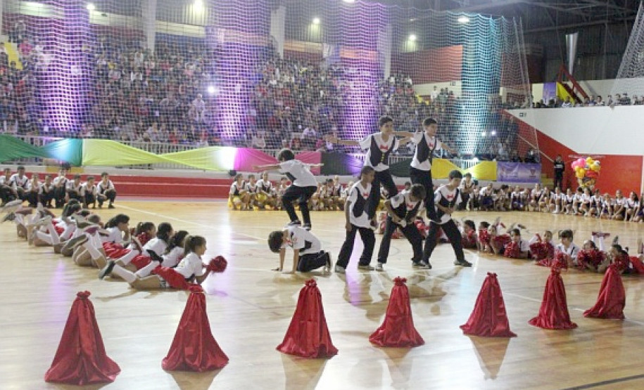 Há 10 anos, os estudantes do Colégio Estadual Iglea Grollmann, em Cianorte, no Noroeste do Estado, ganharam atividades diferenciadas no currículo das aulas do turno complementar, que fortaleceram a identificação deles com a escola. A aproximação garantiu melhores resultados no Índice de Desenvolvimento da Educação Básica (Ideb), no combate à evasão escolar e na participação efetiva da comunidade escolar.