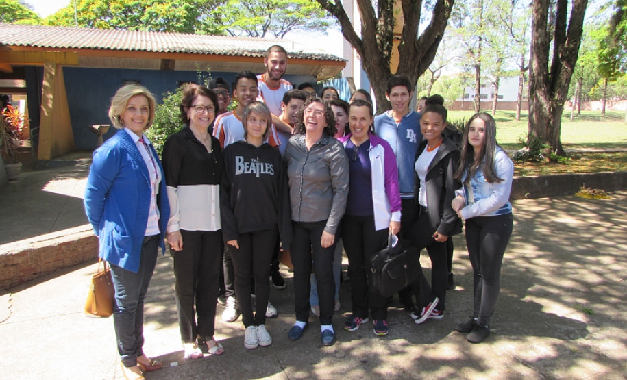 Há 10 anos, os estudantes do Colégio Estadual Iglea Grollmann, em Cianorte, no Noroeste do Estado, ganharam atividades diferenciadas no currículo das aulas do turno complementar, que fortaleceram a identificação deles com a escola. A aproximação garantiu melhores resultados no Índice de Desenvolvimento da Educação Básica (Ideb), no combate à evasão escolar e na participação efetiva da comunidade escolar.