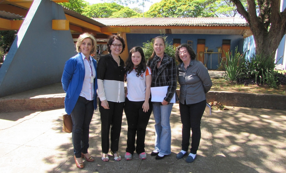 Há 10 anos, os estudantes do Colégio Estadual Iglea Grollmann, em Cianorte, no Noroeste do Estado, ganharam atividades diferenciadas no currículo das aulas do turno complementar, que fortaleceram a identificação deles com a escola. A aproximação garantiu melhores resultados no Índice de Desenvolvimento da Educação Básica (Ideb), no combate à evasão escolar e na participação efetiva da comunidade escolar.