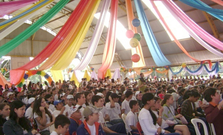 Há 10 anos, os estudantes do Colégio Estadual Iglea Grollmann, em Cianorte, no Noroeste do Estado, ganharam atividades diferenciadas no currículo das aulas do turno complementar, que fortaleceram a identificação deles com a escola. A aproximação garantiu melhores resultados no Índice de Desenvolvimento da Educação Básica (Ideb), no combate à evasão escolar e na participação efetiva da comunidade escolar.