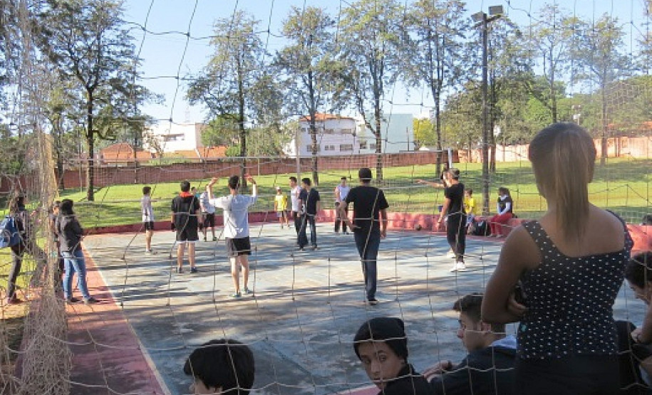 Há 10 anos, os estudantes do Colégio Estadual Iglea Grollmann, em Cianorte, no Noroeste do Estado, ganharam atividades diferenciadas no currículo das aulas do turno complementar, que fortaleceram a identificação deles com a escola. A aproximação garantiu melhores resultados no Índice de Desenvolvimento da Educação Básica (Ideb), no combate à evasão escolar e na participação efetiva da comunidade escolar.