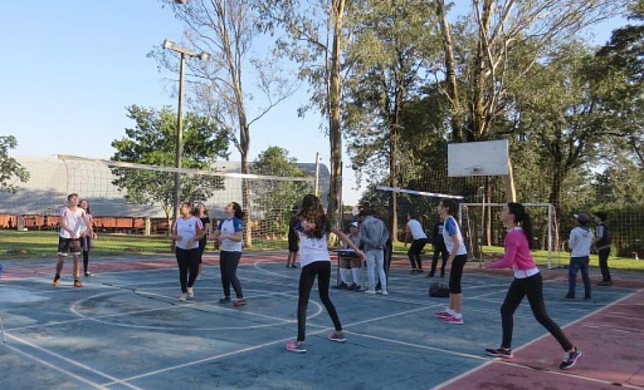 Há 10 anos, os estudantes do Colégio Estadual Iglea Grollmann, em Cianorte, no Noroeste do Estado, ganharam atividades diferenciadas no currículo das aulas do turno complementar, que fortaleceram a identificação deles com a escola. A aproximação garantiu melhores resultados no Índice de Desenvolvimento da Educação Básica (Ideb), no combate à evasão escolar e na participação efetiva da comunidade escolar.