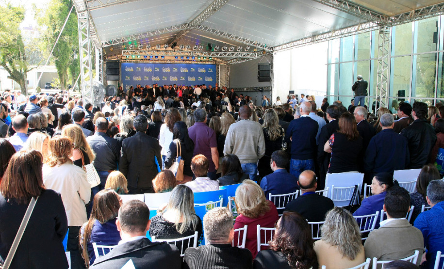 Governador Beto Richa lança programa Escola 1000 O governador Beto Richa lançou nesta terça-feira (27) o programa Escola 1000, que vai destinar R$ 100 milhões para mil escolas da rede pública estadual realizarem obras de reformas e melhorias