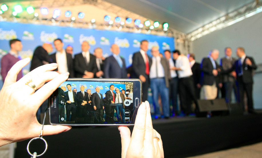 Governador Beto Richa lança programa Escola 1000 O governador Beto Richa lançou nesta terça-feira (27) o programa Escola 1000, que vai destinar R$ 100 milhões para mil escolas da rede pública estadual realizarem obras de reformas e melhorias