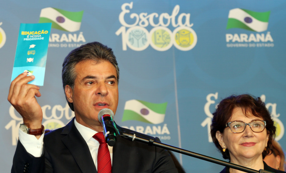 Governador Beto Richa lança programa Escola 1000 O governador Beto Richa lançou nesta terça-feira (27) o programa Escola 1000, que vai destinar R$ 100 milhões para mil escolas da rede pública estadual realizarem obras de reformas e melhorias