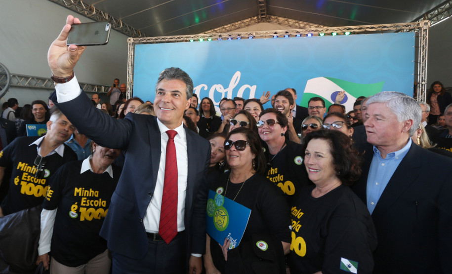 Governador Beto Richa lança programa Escola 1000 O governador Beto Richa lançou nesta terça-feira (27) o programa Escola 1000, que vai destinar R$ 100 milhões para mil escolas da rede pública estadual realizarem obras de reformas e melhorias