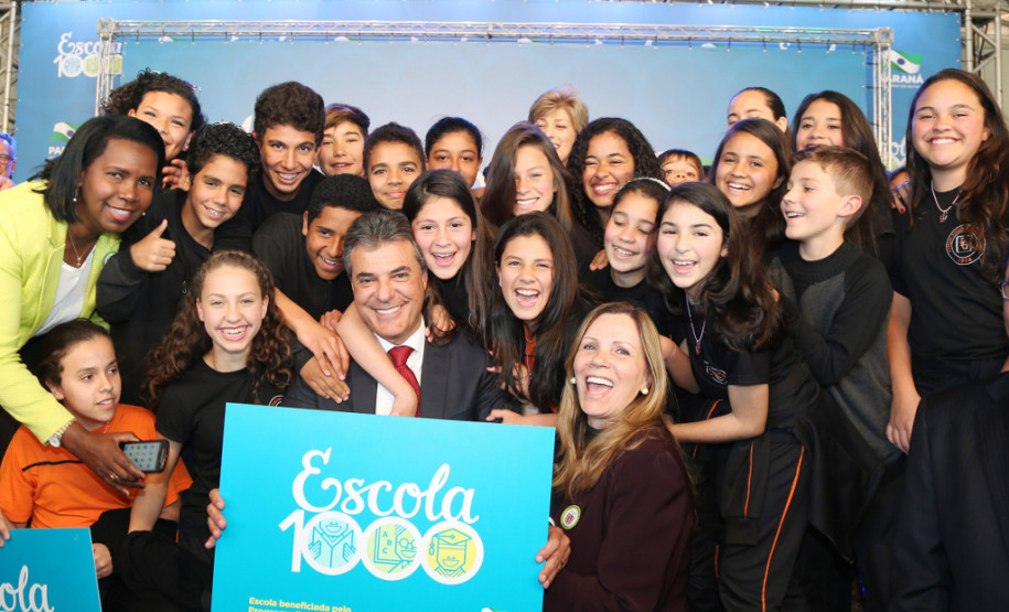 Governador Beto Richa lança programa Escola 1000 O governador Beto Richa lançou nesta terça-feira (27) o programa Escola 1000, que vai destinar R$ 100 milhões para mil escolas da rede pública estadual realizarem obras de reformas e melhorias