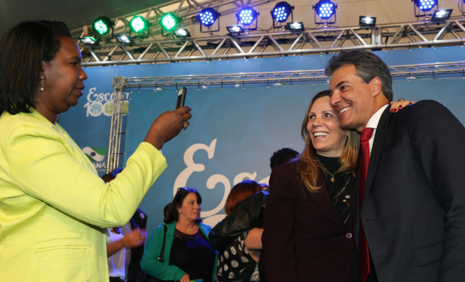 Governador Beto Richa lança programa Escola 1000 O governador Beto Richa lançou nesta terça-feira (27) o programa Escola 1000, que vai destinar R$ 100 milhões para mil escolas da rede pública estadual realizarem obras de reformas e melhorias