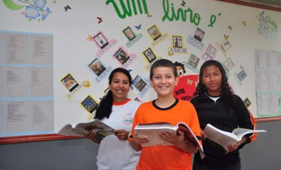 Implantado inicialmente em 32 escolas – uma em cada Núcleo Regional de Educação, sistema permite que as blibiotecas escolares sejam espaços de socialização de conhecimento, de cultura e de aproximação da escola com a comunidade