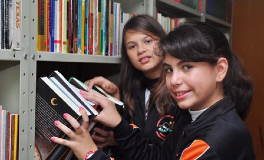 Implantado inicialmente em 32 escolas – uma em cada Núcleo Regional de Educação, sistema permite que as blibiotecas escolares sejam espaços de socialização de conhecimento, de cultura e de aproximação da escola com a comunidade