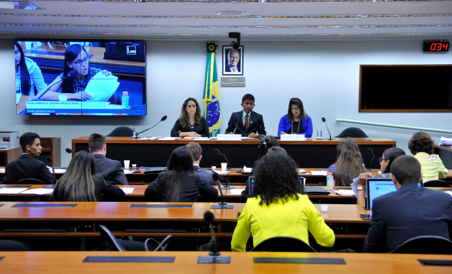 A participação dos estudantes paranaenses é um dos destaques da 13° edição do programa Parlamento Jovem Brasileiro (PJB), que tem como objetivo facilitar aos estudantes do ensino médio das escolas públicas e privadas brasileiras o exercício da cidadania e da vivência do processo legislativo. Durante o programa, os jovens participaram de uma jornada de uma semana na Câmara dos Deputados, em Brasília, onde atuam como deputados federais de maneira simulada.