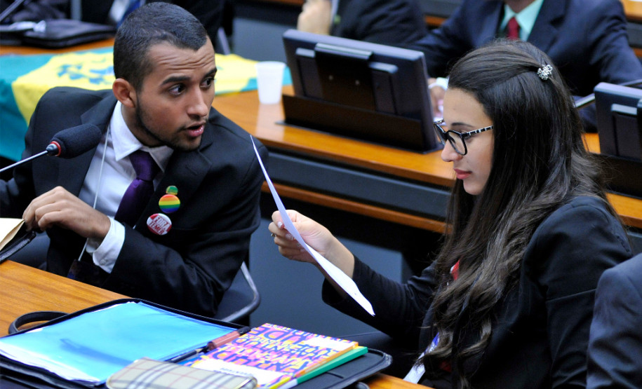 A participação dos estudantes paranaenses é um dos destaques da 13° edição do programa Parlamento Jovem Brasileiro (PJB), que tem como objetivo facilitar aos estudantes do ensino médio das escolas públicas e privadas brasileiras o exercício da cidadania e da vivência do processo legislativo. Durante o programa, os jovens participaram de uma jornada de uma semana na Câmara dos Deputados, em Brasília, onde atuam como deputados federais de maneira simulada.
